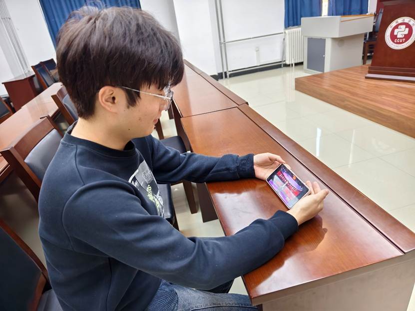 男孩站在桌子上 AI 生成的内容可能不正确。